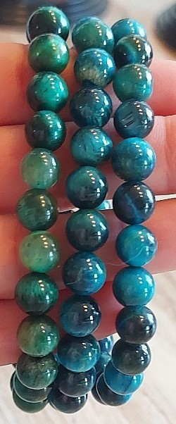 Tijgeroog blauw en groen tinten : Tijgeroog is een mooie bruine steen die is vernoemd naar het krachtige dier door de strepen en de glans die ze in hun ogen hebben. Het zou zorgen voor doorzettingsvermogen, zelfvertrouwen en meer focus. €10-,