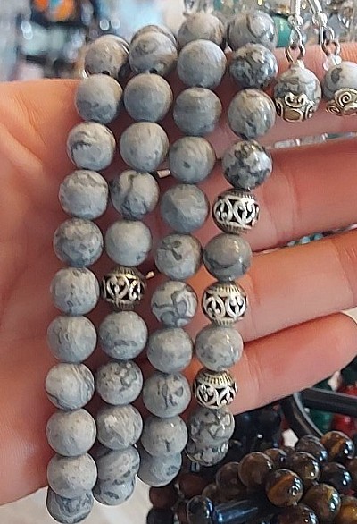 Labradoriet met zilveren beads €10-,: Labradoriet is een sterk beschermende en spirituele steen. Het beschermt het eigen energieveld (aura) tegen negatieve invloeden uit de omgeving en mensen die energie bij je wegnemen. De steen vermindert angst en geeft kracht, (zelf)vertrouwen en doorzettingsvermogen. Het versterkt de intuïtie en mediamieke gaven. €10-,