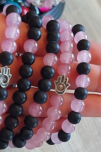 Natuurstenen armband roze kwarts en onyx met zilveren tussen stukjes. €10-,