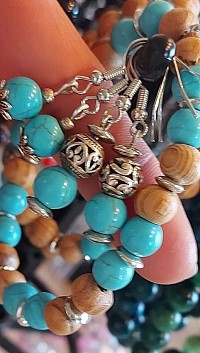 Armbanden in natuursteen turquoise met houten en zilveren beads . 8mm. €10-,
