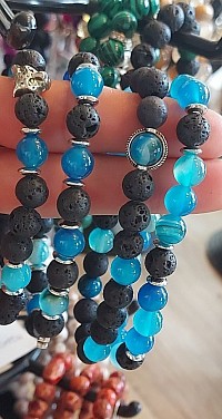 Lavasteen en blauw agaat. 8mm. €10-,