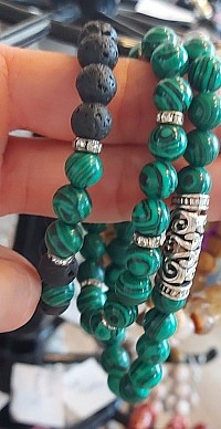 Howliet met lavasteen. En zilveren strass tussenstukjes. 8mm. €10-,