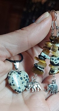 Prachtige edelstenen set van Dalmatiër Jaspis ketting in hartvorm met zilveren bijpassende oorhangers. €20-,