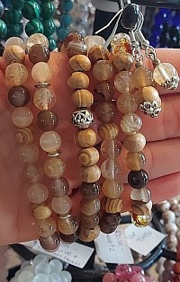 Natuursteen rookkwarts met hout kleur tinten en zilveren beads. 8mm. €10-,