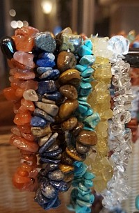 Edelsteen armbanden. €10-,