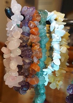 Edelsteen: rozenkwarts, amethyst, rood agaat, aventurijn, citrine, howliet. €10-,