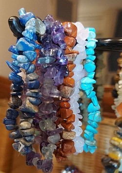 Edelsteen: Lapis lazuli, amethyst, rood agaat, rozenkwarts, terquoise. €10-,
