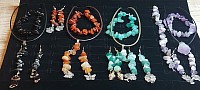 Edelsteen sieraden setjes. €30-,