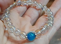 Agaat blauw: Agaat werkt aardend, stabiliserend en beschermend. 8mm. €10-,