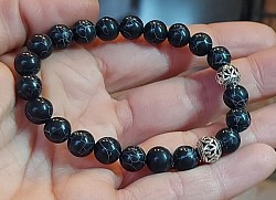 Howliet met zilveren tussenbeads: Howliet werkt kalmerend en versterkt positieve eigenschappen. 8mm. €10-,