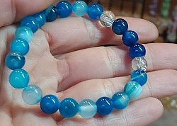 Ice bleu winter agaat: Agaat werkt aardend, stabiliserend en beschermend. De steen werkt kalmerend, laat je veilig voelen en zorgt voor zowel geestelijke als emotionele rust en balans. 8mm. €10-,