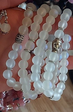 Moonstone armband+oorhangers zilveren boedhha: De maansteen is de steen van de intuïtie, het gevoel, liefde, de vruchtbaarheid en het hart. 8mm. €10-,