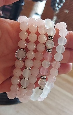 Moonstone/rozenkwarts+oorhangers met zilveren tussenstukjes:De maansteen is de steen van de intuïtie, het gevoel, liefde, de vruchtbaarheid en het hart.  8mm. €10-,