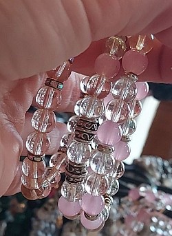 Rozenkwarts met zilveren tussenstukjes: Rozenkwarts is een echte steen van het hart. 8mm. €10-,