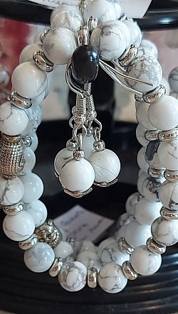 Howliet armband en oorhangers zilver: Howliet werkt kalmerend en versterkt positieve eigenschappen. 8mm. €10-,
