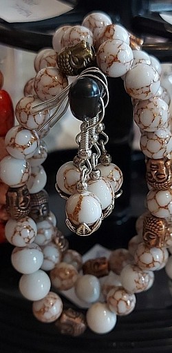 Howliet armband en oorhangers zilver: Howliet werkt kalmerend en versterkt positieve eigenschappen. 8mm. €10-,
