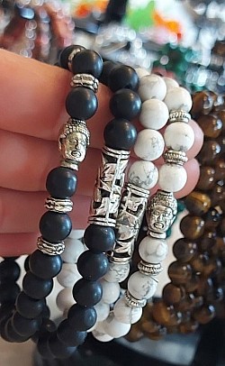 Howliet en ony met zilveren tussenstukjes: Howliet werkt kalmerend en versterkt positieve eigenschappen. 8mm. €10-,