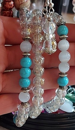 Turkoois en moonstone met bijpassende zilveren oorhangers: Geeft rust en stabiliteit.  8mm. €10-,
