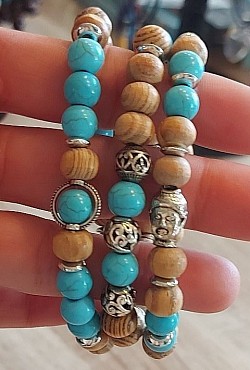 Turkoois en houten beads met zilveren tussenstukjes: rust en geeft stabiliteit. 8mm. €10-,
