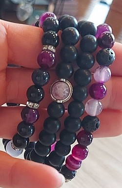 Onyx, lavasteen en paars agaat met zilveren tussenstukjes: De steen geeft steun en doorzettingsvermogen. 8mm. €10-,