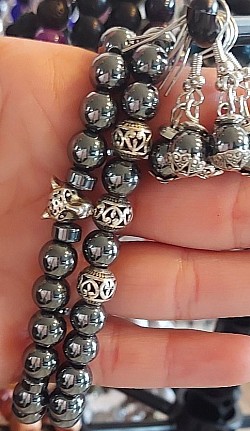 Hematiet met zilveren beads en hematiet tussen stukjes met bijpassende zilveren oorhangers: Hematiet is een sterk aardende, zuiverende en beschermende steen. 8mm. €10-,