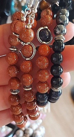 Zandsteen bruin en blauw met zilveren tussenstukjes: Zandsteen is een warme aardesteen die je leert te kalmeren en rust brengt. De steen zorgt ervoor dat je luchtiger met het leven omgaat. 8mm. €10-,