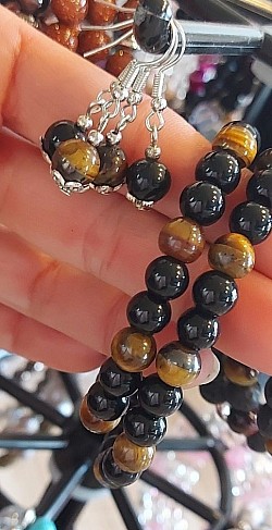 Tijgeroog bruin met onyx: Tijgeroog is een beschermende steen die de aandacht naar binnen richt en naar het grotere geheel. 8mm. €10-,