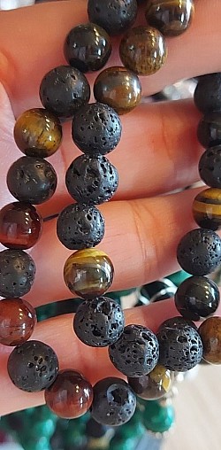 Lavasteen en tijgeroog coffee bruin: Tijgeroog is een beschermende steen die de aandacht naar binnen richt en naar het grotere geheel. 8mm. €10-,