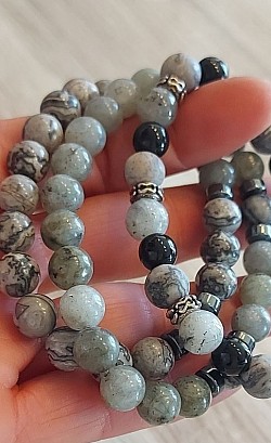 Labradoriet met zilveren tussen stukjes: Labradoriet is een sterk beschermende en spirituele steen. €10-,