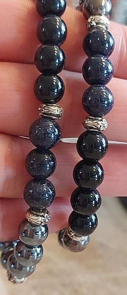 Zandsteen blauw, onyx, hematiet met zilveren tussenstukjes: Zandsteen is een warme aardesteen die je leert te kalmeren en rust brengt. €10-,