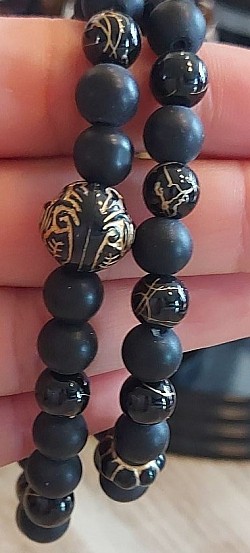Onyx en howliet met houten goude tinten beads:  €10-,