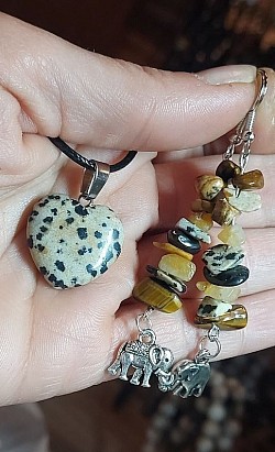 Dalmatiër Jaspers set: Dalmatiër Jaspis is een krachtige beschermende edelsteen die helpt bij negatieve straling en energie. €20-,