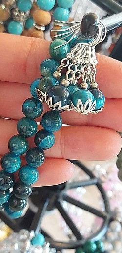 Tijgeroog blauw met bijpassende zilveren oorhangers: Tijgeroog is een beschermende steen die de aandacht naar binnen richt en naar het grotere geheel. 8mm. €10-,