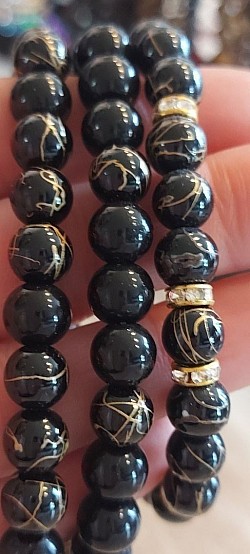 Howliet goud tinten met gouden strass tussen stukjes: Howliet werkt kalmerend en versterkt positieve eigenschappen. €10-,