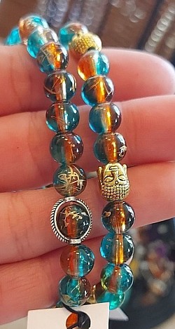 Boedhha goud met blauw/oranje tinten: Boeddha's hebben een diepgaande betekenis. Ze herinneren je aan het belang van meditatie en mindfulness, en moedigen je aan om te ontspannen en tot rust te komen te midden van het drukke leven. €10-,