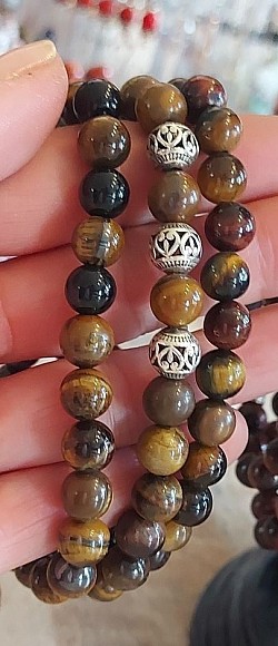 Tijgeroog bruin met zilveren beads: Tijgeroog is een beschermende steen €10-,