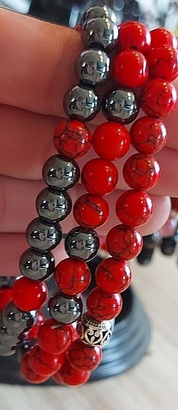 Howliet rood met hematiet en zilveren beads €10-,