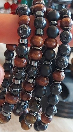 Howliet met houten beads en zilveren tussen stukjes€10-,