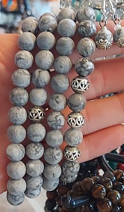Labradoriet met zilveren beads: Labradoriet is een sterk beschermende en spirituele steen. €10-,