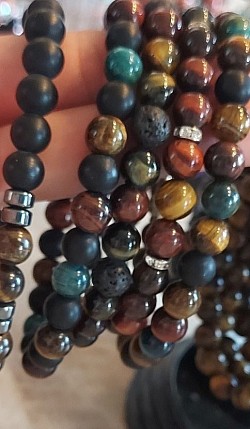 Multicolour tijgeroog met onyx en hematiet tussenstukjes: Tijgeroog is een beschemende steen. €10-,