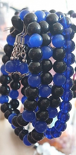 Obsidiaan met chalcedoon: Obsidiaan is een sterk inzichtgevende en reinigende steen en stimuleert persoonlijke ontwikkeling door (zelf)inzicht. €10-,