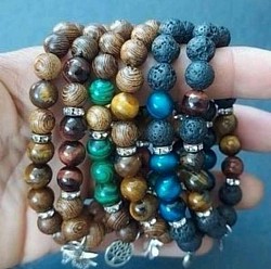 Tijgeroog met houten beads en zilveren strass tussen stukjes: Tijgeroog is een beschermende steen. €10-,