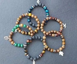 Malachiet, lavasteen, tijgeroog, houten beads met zilveren bedel en tussenstukjes: Malachiet is een krachtig werkende steen. €10-,