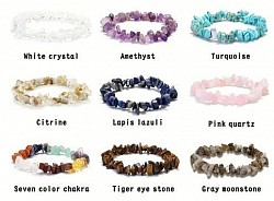 Edelsteen armbanden. €10-,