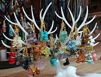 Edelsteen oorhangers van goud. €12,50-,