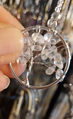 Berg kristal wit: Bergkristal, bekend om zijn zuiverheid en helderheid, speelt een belangrijke rol in het balanceren en versterken van de chakra's. €10-,