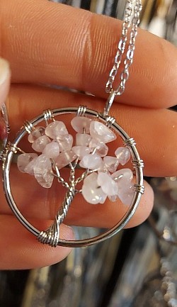 Rozenkwarts: Rozenkwarts is een echte steen van het hart. €10-,