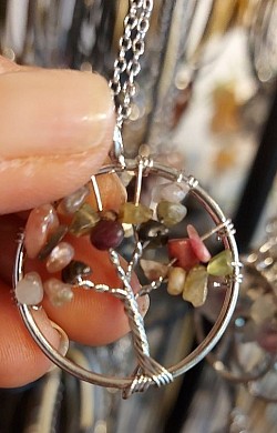 Van alles wat aan bergkristal: Bergkristal is de steen van de zon en van het hart. €10-,