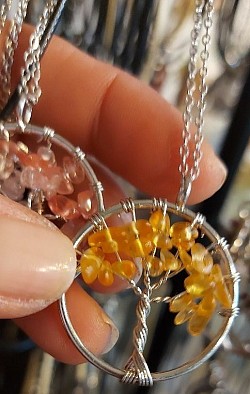 Citrien werkt beschermend, opbeurend en trekt geluk, voorspoed, succes en welvaart aan. €10-,