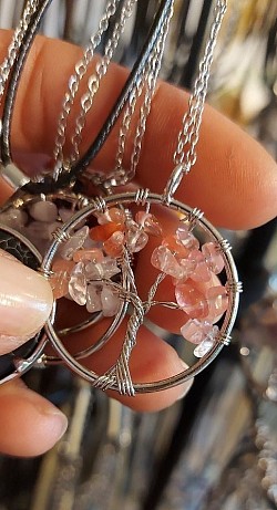 Rozenkwarts: Rozenkwarts is een echte steen van het hart. €10-,